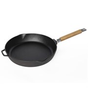 Сковорода чугунная 24 см. с деревянной ручкой и двумя сливами. Гардарика 0224